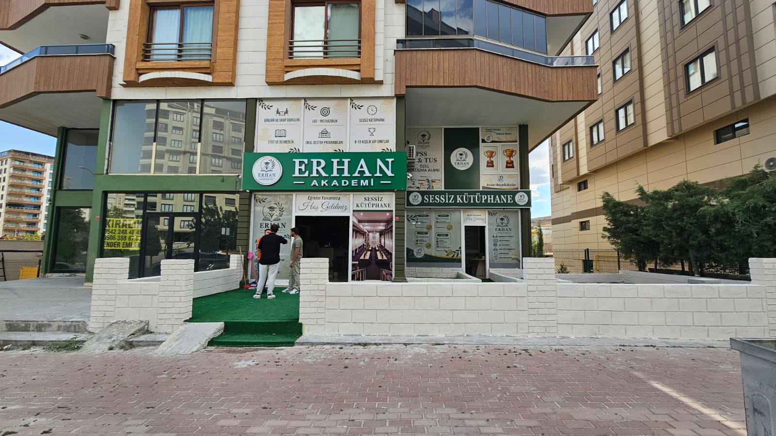 Erhan Akademi bina dış cephesi