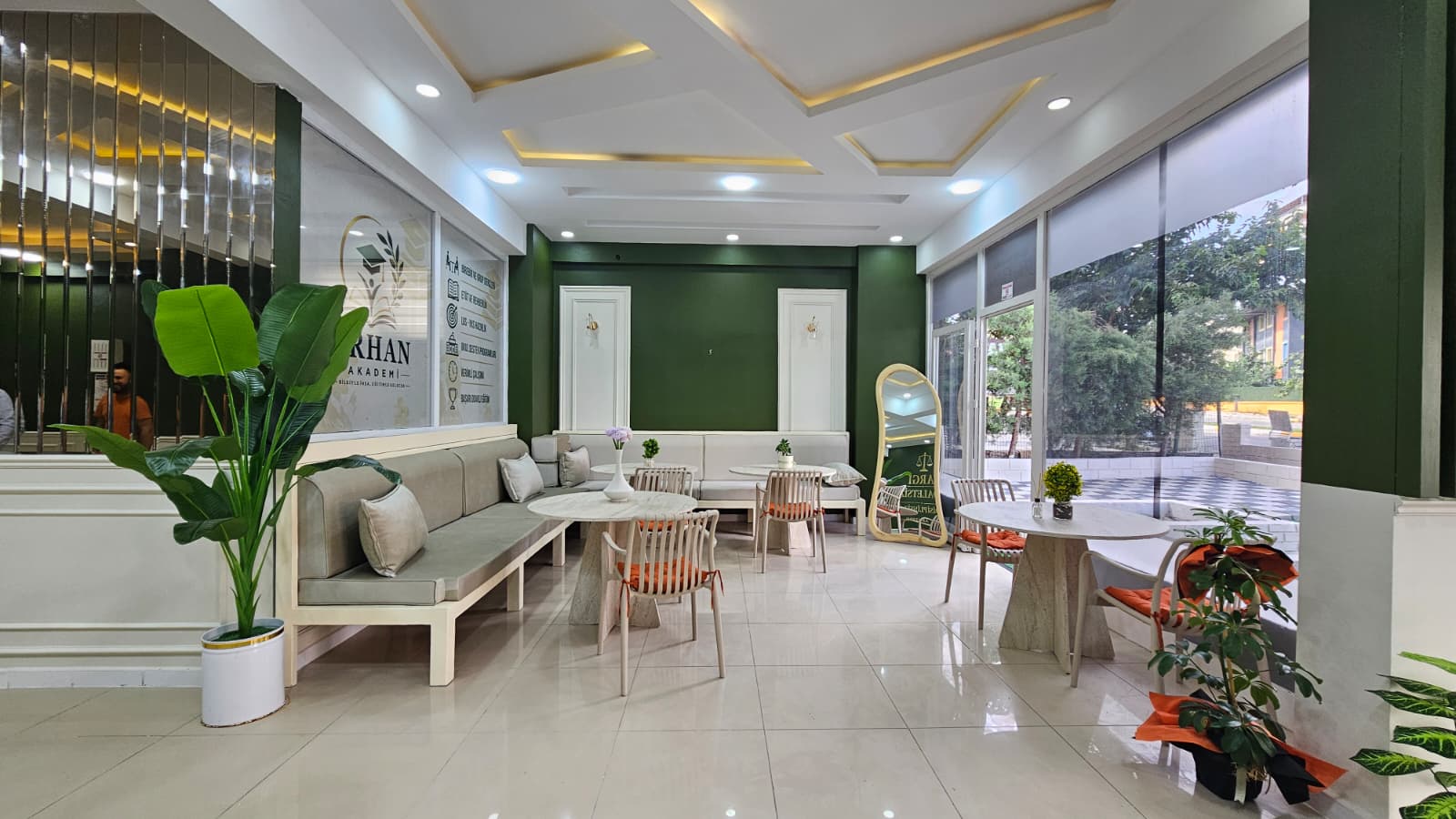 Erhan Akademi öğrenci lounge alanı
